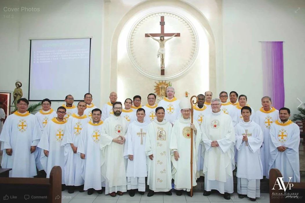 La comunidad eudista de Filipinas reunida en una iglesia