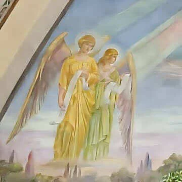 Dos ángeles llevando un rollo musical sobre la Virgen