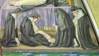 Las religiosas en oración durante el funeral