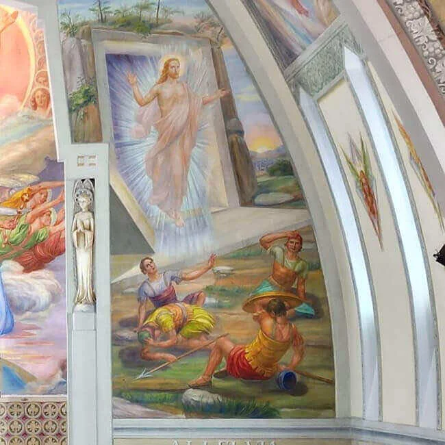 La Resurrección pintada a la derecha de la bóveda