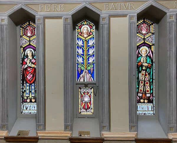 Primer detalle de los vitrales del baptisterio