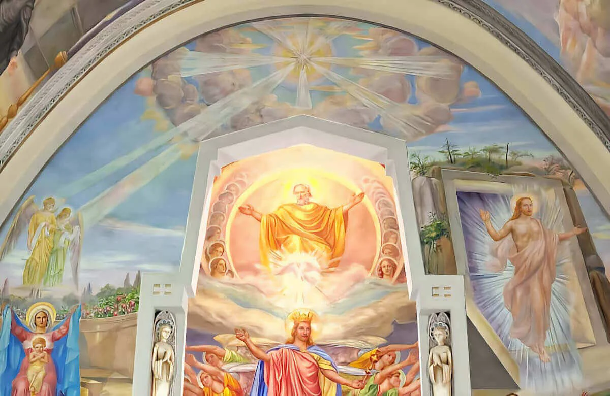 La bóveda de la Trinidad, con Natividad a la izquierda y Resurrección a la derecha