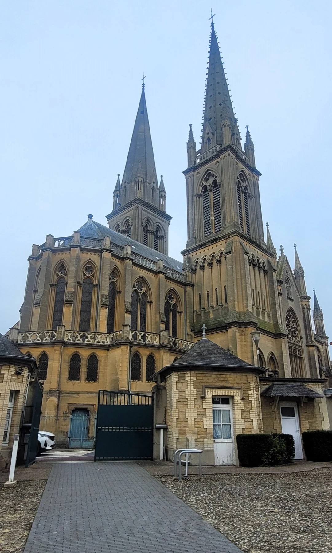 La basílica de Nuestra Señora de la Deliverranda en Douvres-la-Deliverrande, con sus dos flechas góticas