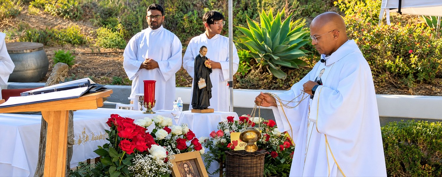 Sacerdotes y seminaristas eudistas en una celebración de formación.