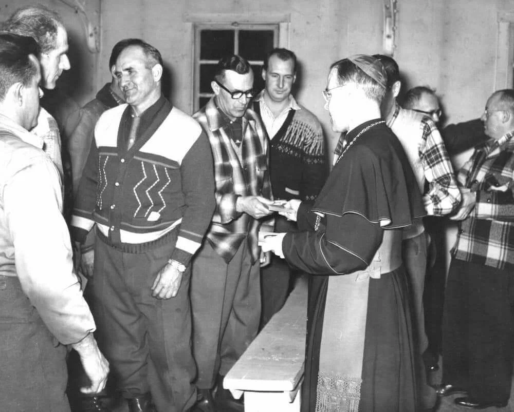 Mons. Couturier en visita a los trabajadores forestales en Forestville